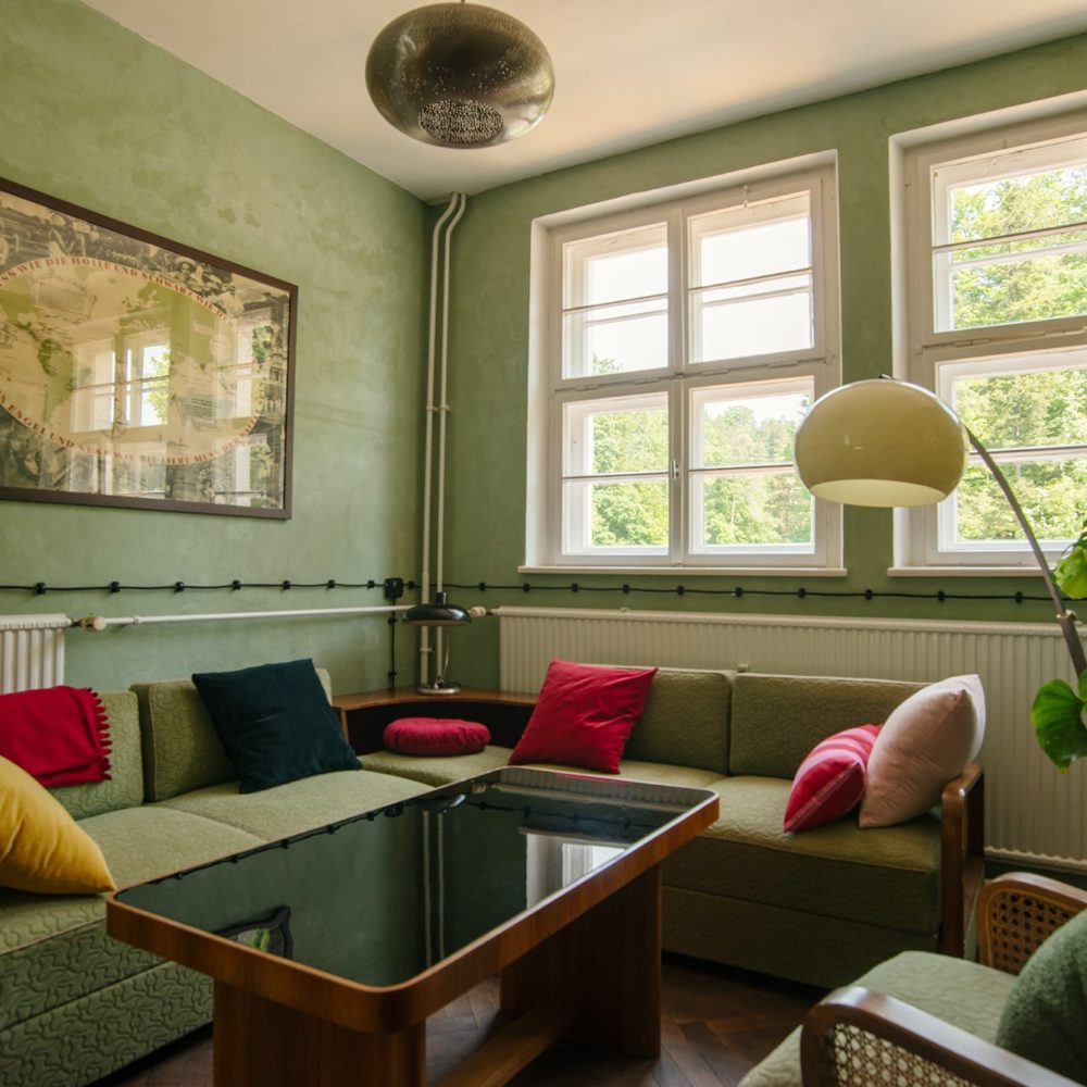 Lounge mit Vintage-Couch im Ferienhaus Wolfsberghaus